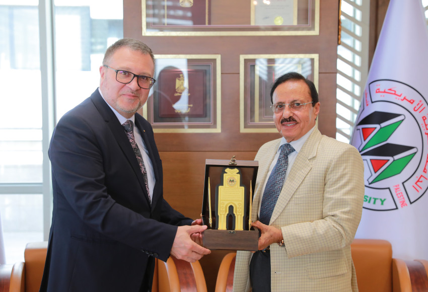 رئيس مجلس إدارة الجامعة العربية الأمريكية المؤسس د. يوسف عصفور يستقبل سفير رومانيا لدى فلسطين لبحث التعاون الأكاديمي والعلمي