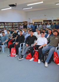 رعت الجامعة العربية الأمريكية حفل تكريم طلبة الثانوية العامة في مدرسة ذكور الأمير حسن الثانوية في بيرزيت، في إطار تعزيز الشراكة المجتمعية وحرصاَ منها على دعم مسيرة الطلبة التعليمية، وذلك بحضور الدكتور فراس أبو جابر، مساعد النائب الأكاديمي للجامعة في حرم رام الله.  وفي كلمته خلال الحفل، نقل الدكتور فراس أبو جابر تحيات القائم بأعمال رئيس الجامعة، الدكتور براء عصفور، مشيراً إلى حرص الجامعة الدائم على مصلحة الطلبة وتقديم كل ما من شأنه دعم مسيرتهم الأكاديمية والمهنية.  كما قدّم الدكتور أبو جابر نبذة تعريفية عن ا
