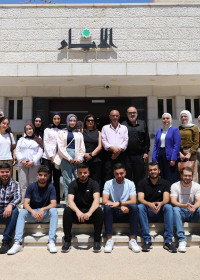 طلبة كلية الإعلام الحديث في الجامعة العربية الأمريكية برام الله يزورون صحيفة الأيام ومركز الاتصال الحكومي