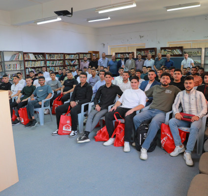 رعت الجامعة العربية الأمريكية حفل تكريم طلبة الثانوية العامة في مدرسة ذكور الأمير حسن الثانوية في بيرزيت، في إطار تعزيز الشراكة المجتمعية وحرصاَ منها على دعم مسيرة الطلبة التعليمية، وذلك بحضور الدكتور فراس أبو جابر، مساعد النائب الأكاديمي للجامعة في حرم رام الله.  وفي كلمته خلال الحفل، نقل الدكتور فراس أبو جابر تحيات القائم بأعمال رئيس الجامعة، الدكتور براء عصفور، مشيراً إلى حرص الجامعة الدائم على مصلحة الطلبة وتقديم كل ما من شأنه دعم مسيرتهم الأكاديمية والمهنية.  كما قدّم الدكتور أبو جابر نبذة تعريفية عن ا